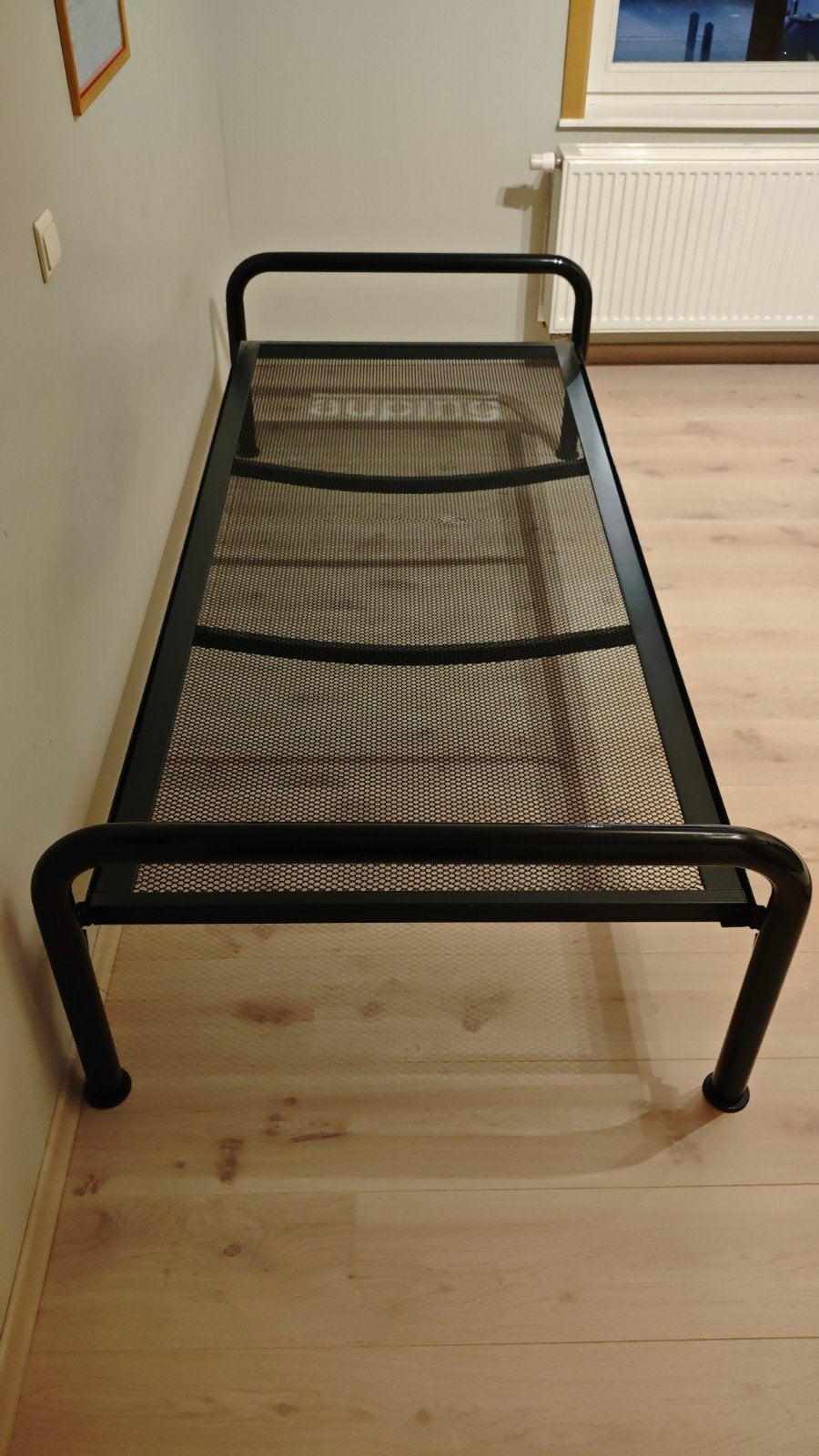 Eenpersoonsbed met metalen frame en gaasbodem, Ophalen, Gebruikt, Eenpersoons, Zwart