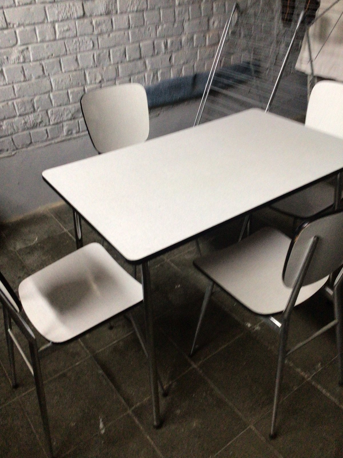 Vintage keuken tafel 60 op 100 met 4 stoelen, Huis en Inrichting, Ophalen, Zo goed als nieuw