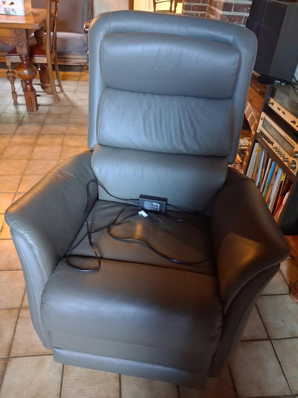 Elektrische relax zetel, Ophalen, Zo goed als nieuw, Leer, 75 tot 100 cm