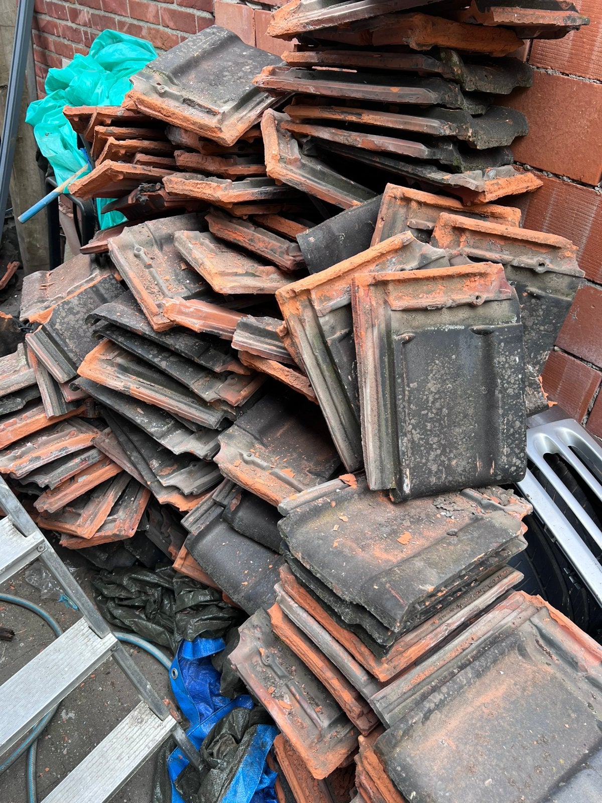 Oude zwarte Dakpannen gratis, Doe-het-zelf en Bouw, Dakpannen en Dakbedekking, Ophalen, Gebruikt, Zwart, Dakpannen