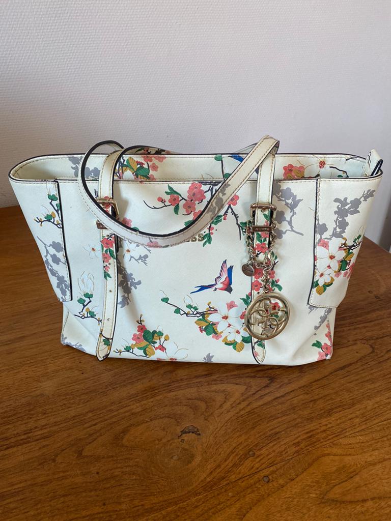 Sac GUESS entres bon etat, Bijoux, Sacs & Beauté, Enlèvement, Comme neuf