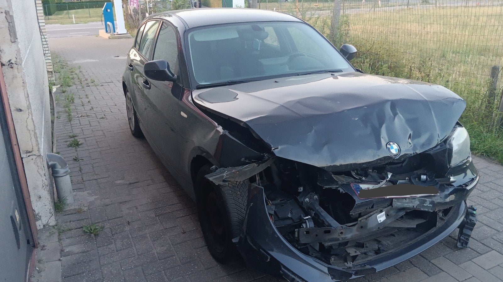 Te koop: BMW 1-serie met voorkantschade export, Auto's, 1 Reeks, Zwart, 4 cilinders, Handgeschakeld