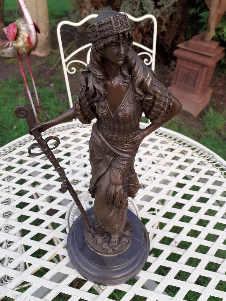 SUPERBE DAME KABYLE EN BRONZE SIGNE AVEC SON SABRE, Antiquités & Art, Enlèvement ou Envoi, Bronze