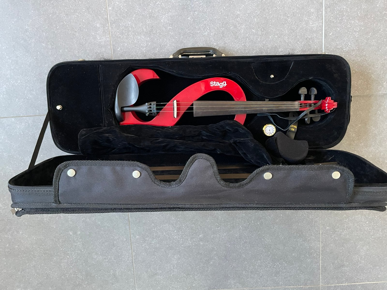 Stagg electric red violin, Muziek en Instrumenten, Strijkinstrumenten | Violen en Altviolen, Ophalen, Zo goed als nieuw