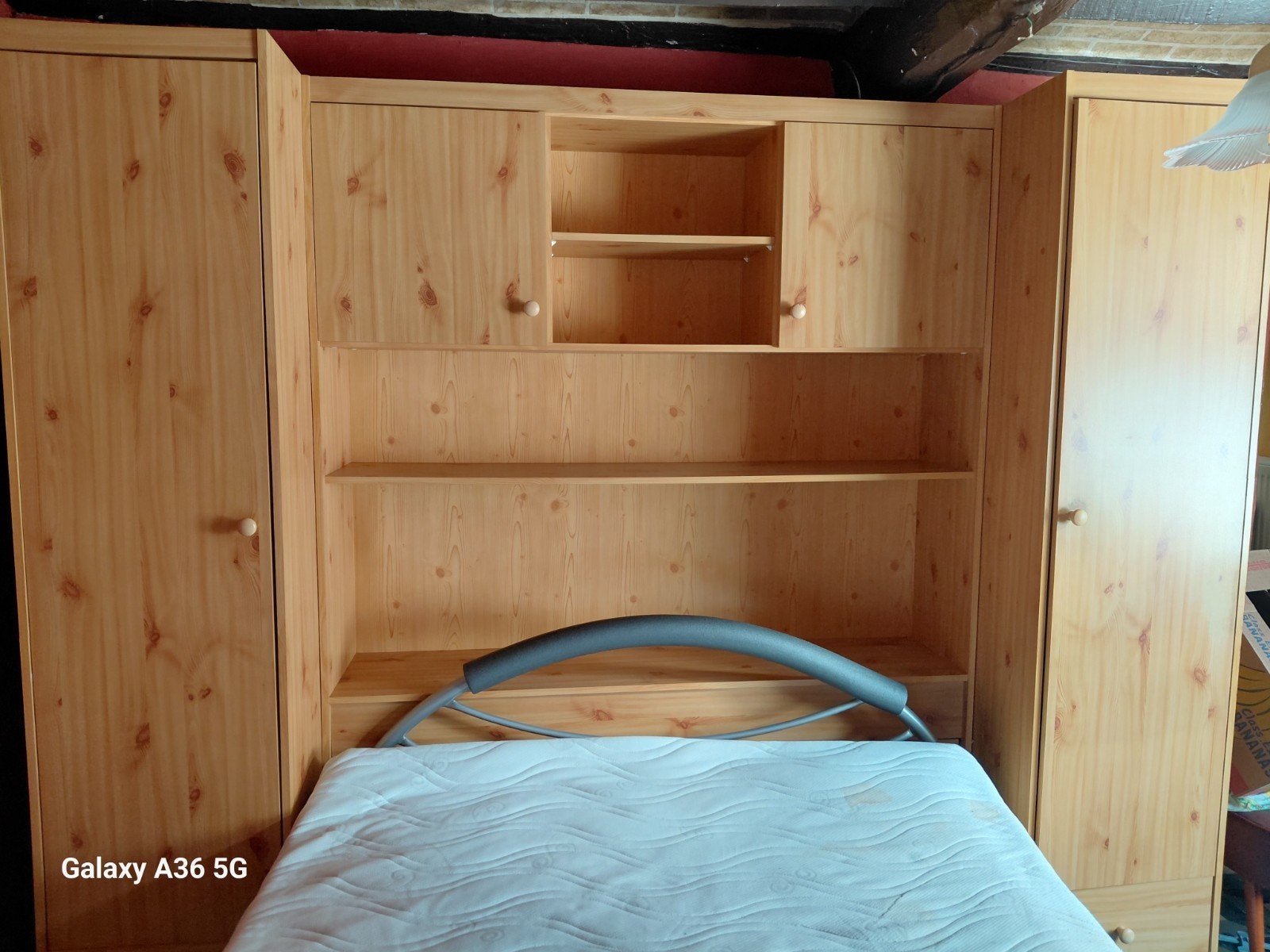 Lit et armoire de lit