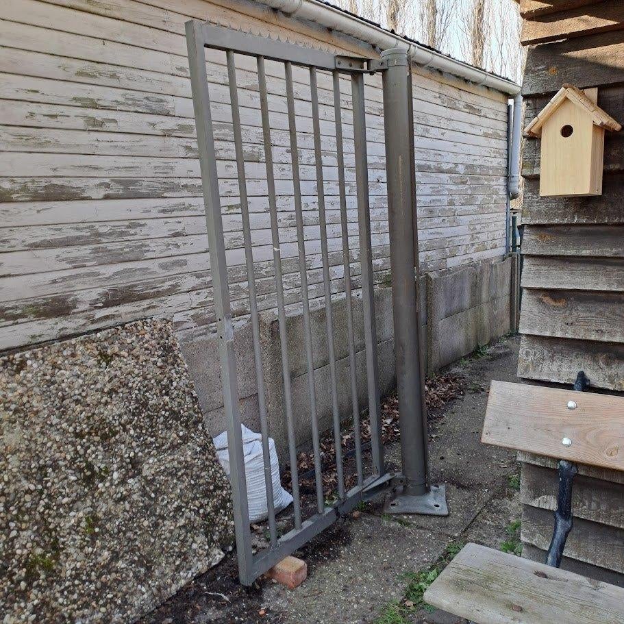 Metalen poort met puntenkam, Ophalen, Gebruikt, 80 tot 100 cm, Buitendeur