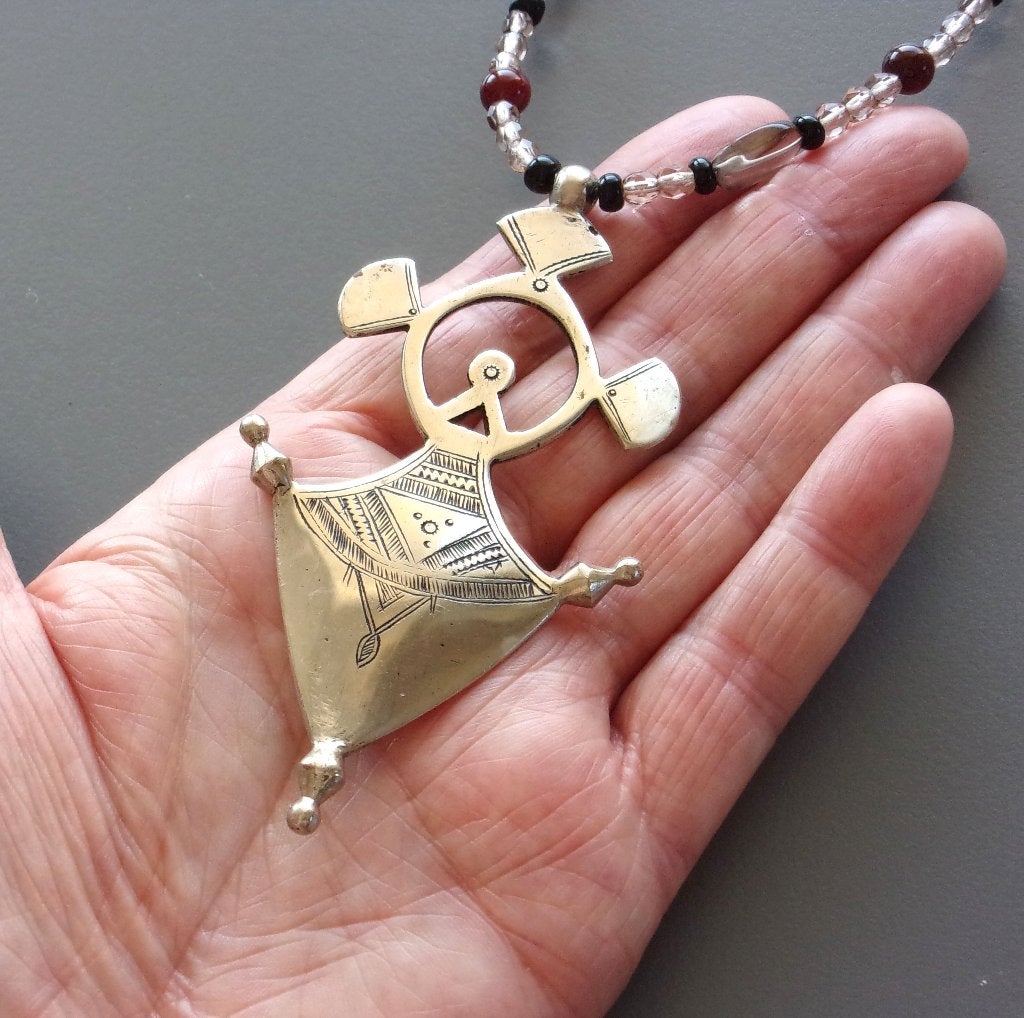 Croix d'Agadez vintage touareg en argent montée en collier, Avec pierre précieuse, Enlèvement ou Envoi, Comme neuf, Argent