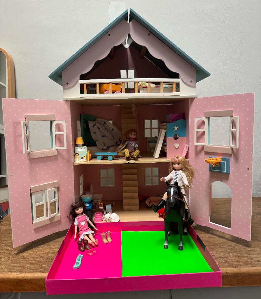 maison de poupées + 3 poupées "Lottie" + bcoup d'accessoires, Enlèvement, Utilisé, Maison de poupées