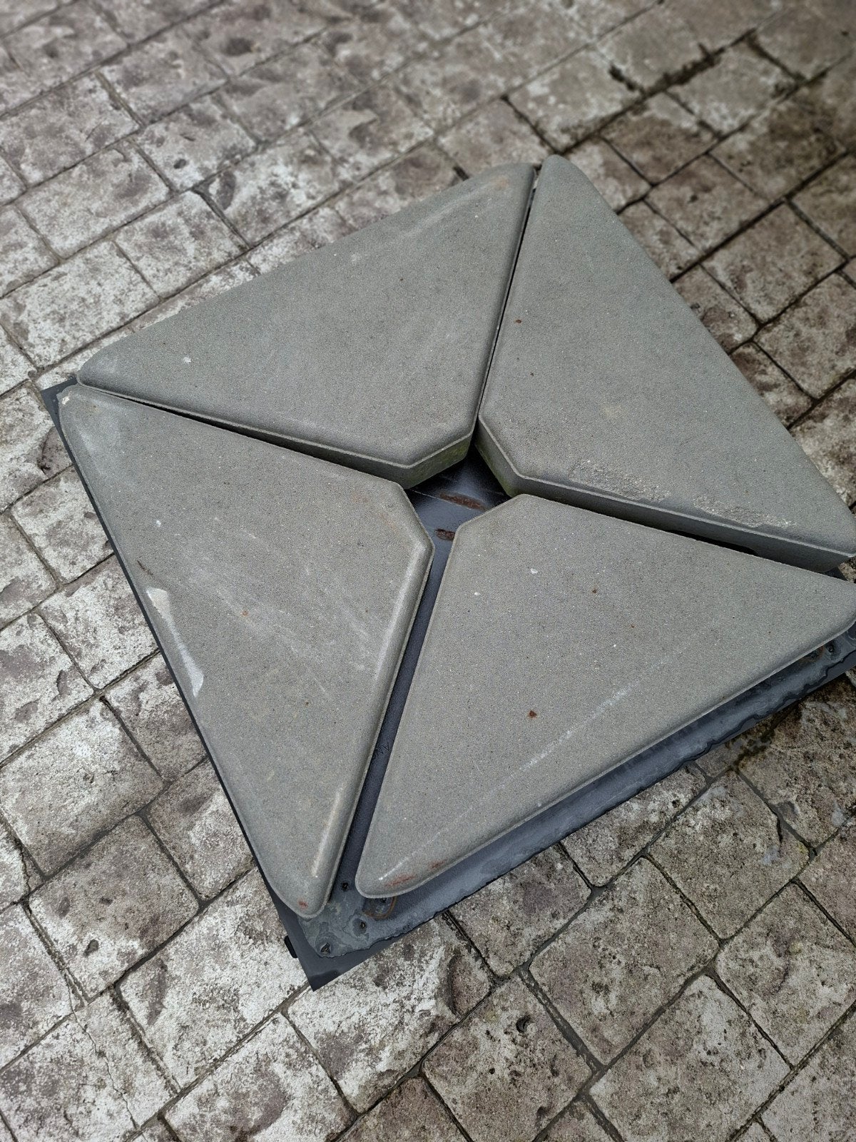 plateau à roulette et pierre lestage parasol, Enlèvement