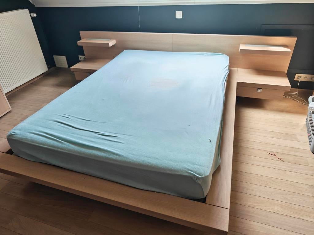 twijfelaar met aangebouwde nachtkastjes, Enlèvement