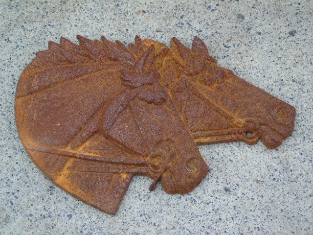 fronton chevaux en fonte rouillé , 2 têtes., Enlèvement ou Envoi, Neuf