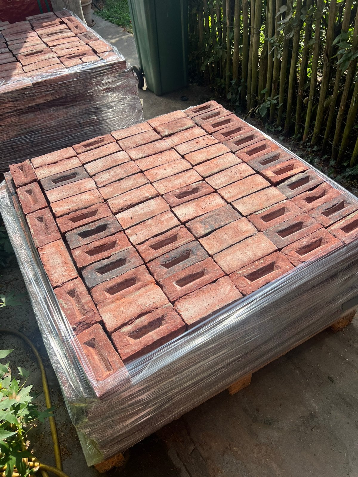 2.550 recup rode/ bordeaux gevelstenen (WF) op 4 palletten, Doe-het-zelf en Bouw, Metselstenen, Ophalen, Zo goed als nieuw