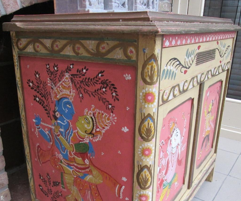 Armoire ancienne indienne, Enlèvement