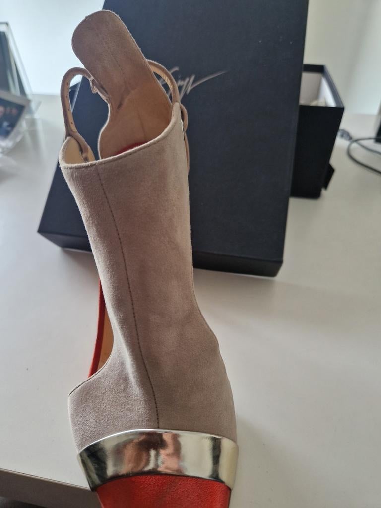 Damesschoenen  Giuseppe Zanotti, Ophalen