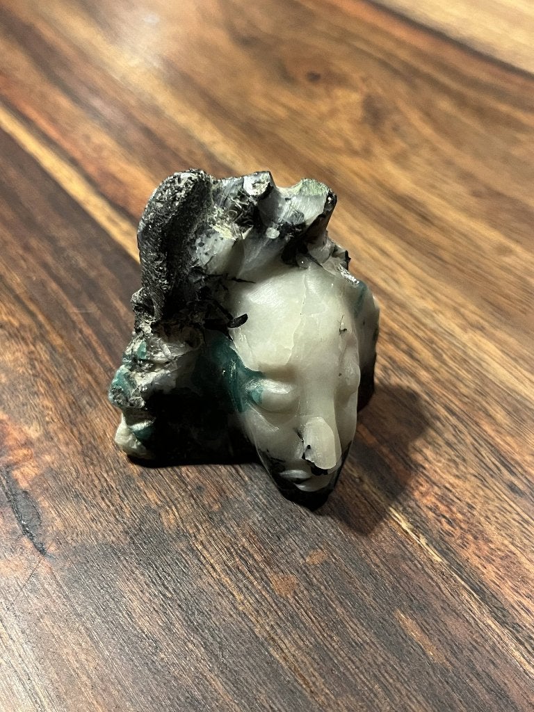 Visage vintage sculpté en émeraude naturelle, quartz et mica, Antiquités & Art, Fait main, Sculpture, Enlèvement ou Envoi, Matériau naturel