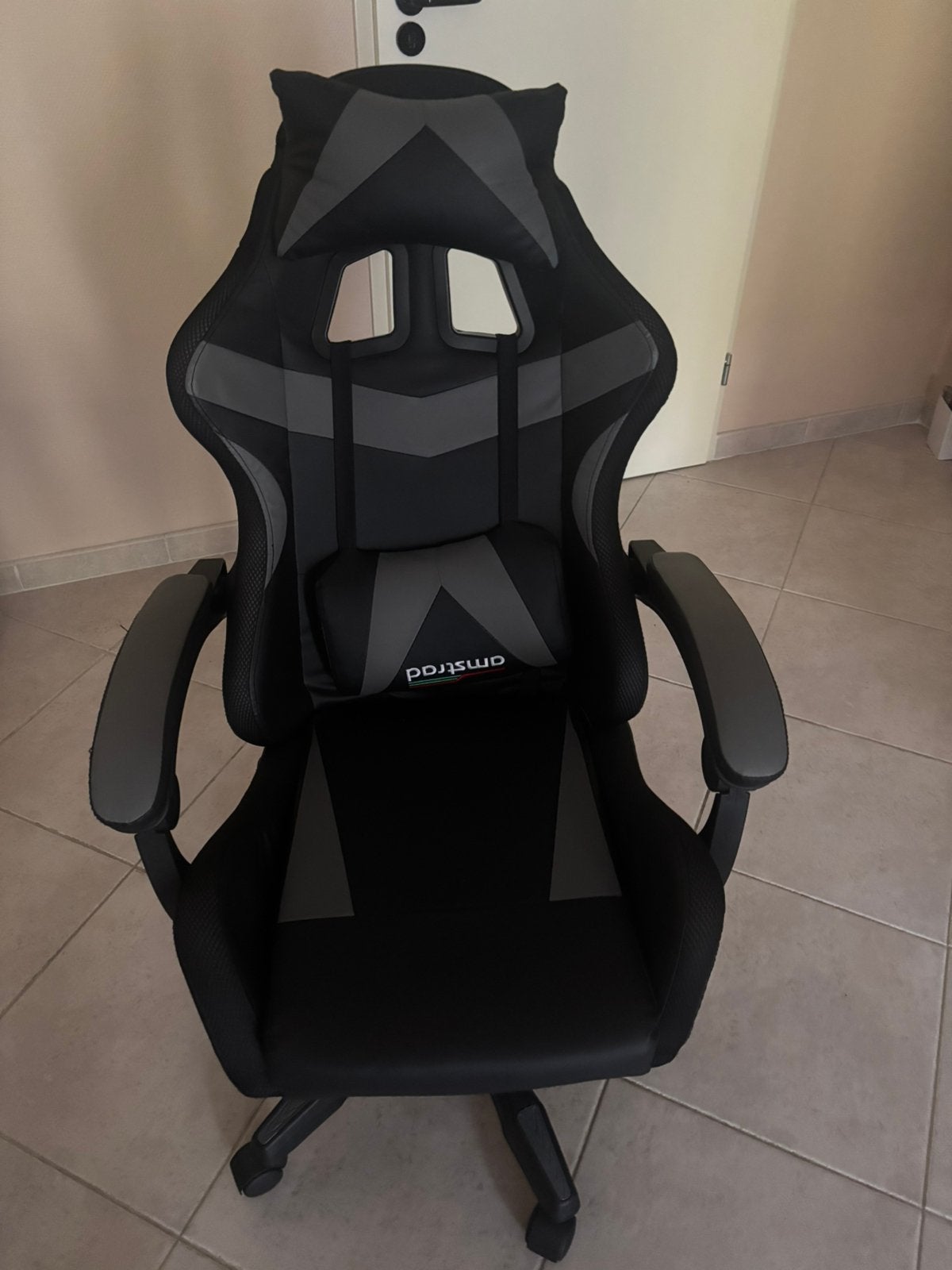 Siège gaming de couleur noire et grise en très bon état, Maison & Meubles, Chaises de bureau, Enlèvement, Comme neuf