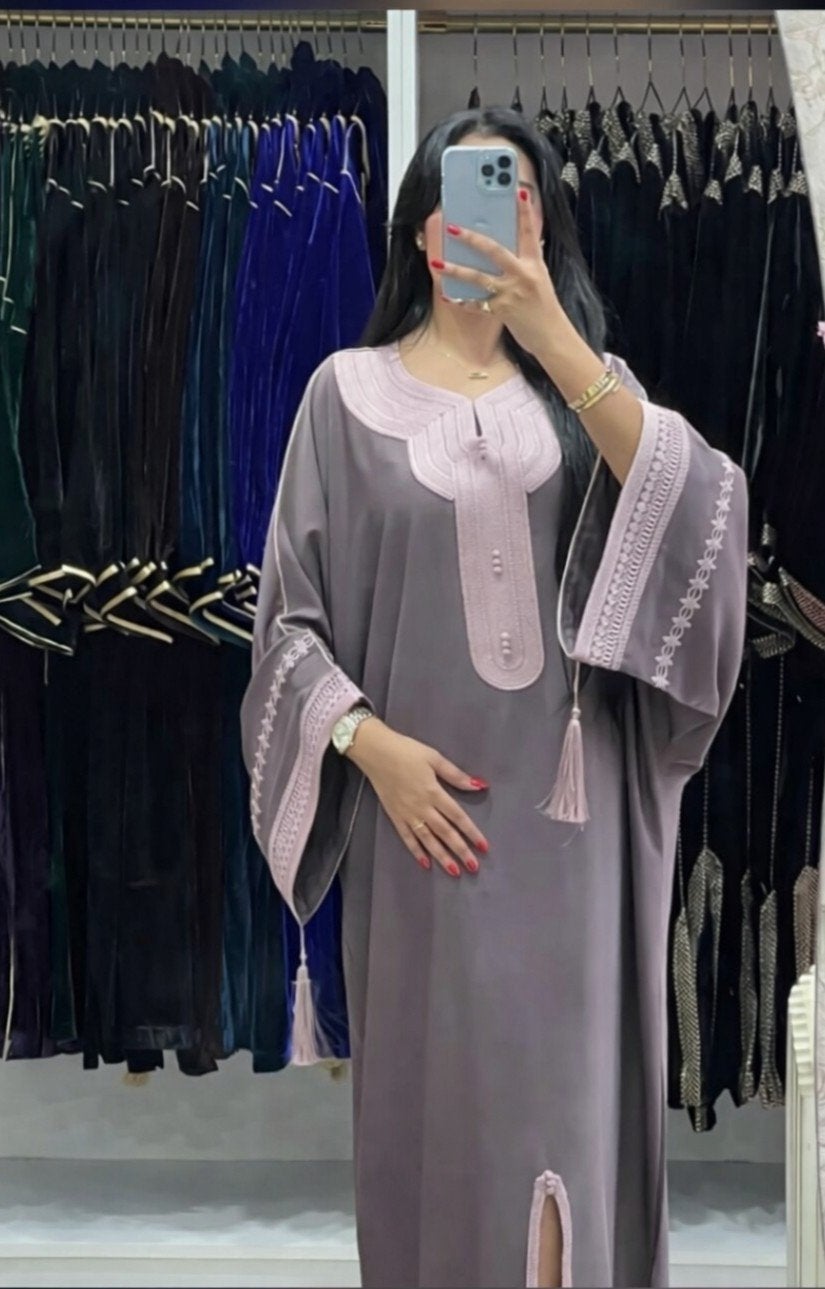 nieuw Elegante kaftan / abaya - mauve met roze borduur, Enlèvement, Neuf, Violet, Autres types