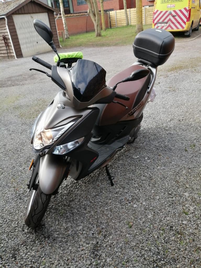 Te koop, Ophalen, Zo goed als nieuw, Benzine, Agility