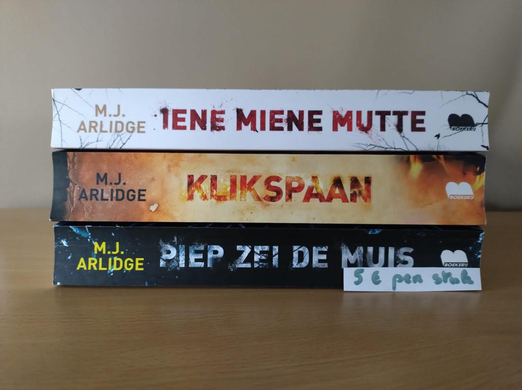 M.J. Arlidge iene miene mutte, piep zei de muis, klikspaan, Ophalen, M.J. Arlidge