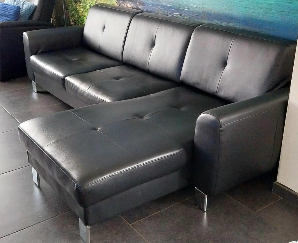 Moderne JYSK Hoekbank - Zwart Kunstleder - Met Chaise Longue, Huis en Inrichting, Ophalen, Gebruikt, Overige materialen