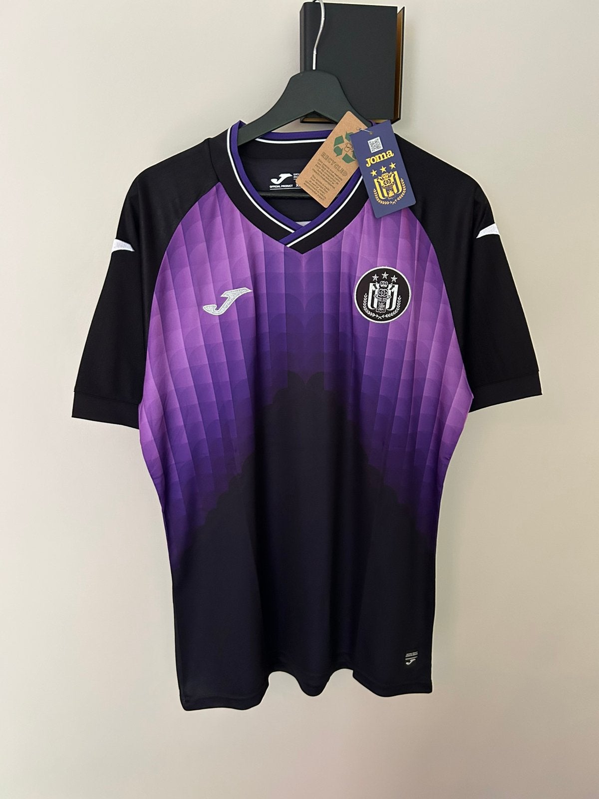 RSC Anderlecht 4th Shirt “Grand Jojo” Tribute 2025/2026, Sports & Fitness, Taille XL, Enlèvement ou Envoi, Neuf, Maillot