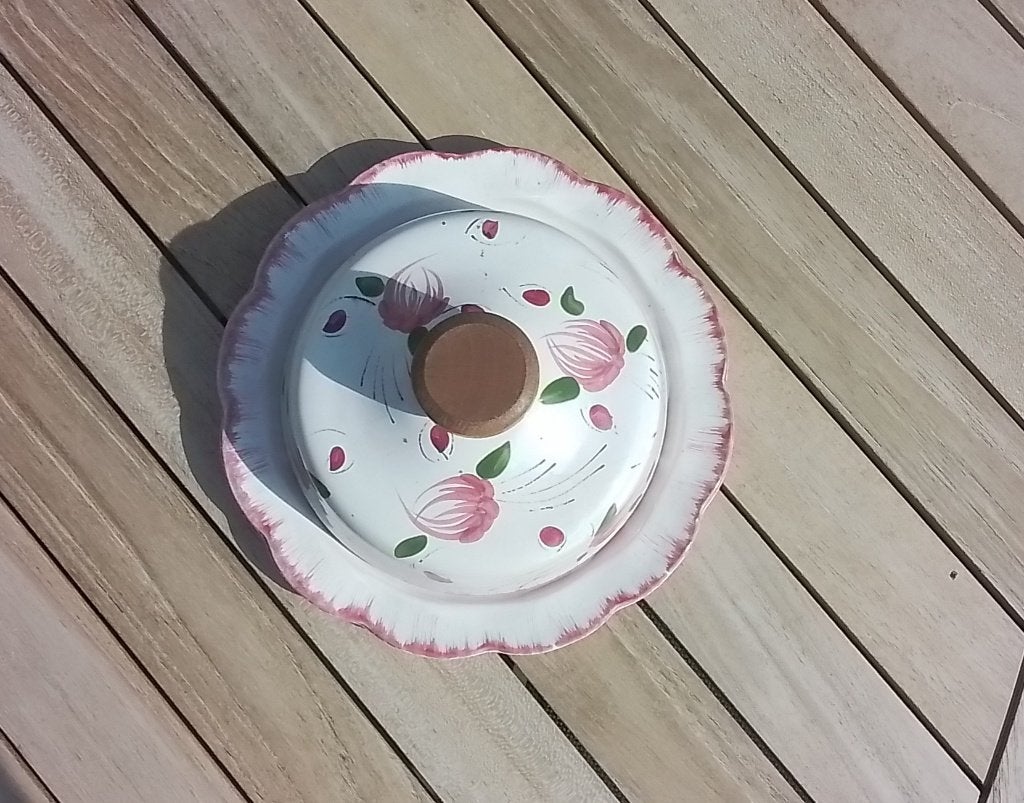 Aardewerk schaal met stolp - Roze bloemen: 20.5 diameter, Ophalen of Verzenden, Gebruikt, Met deksel