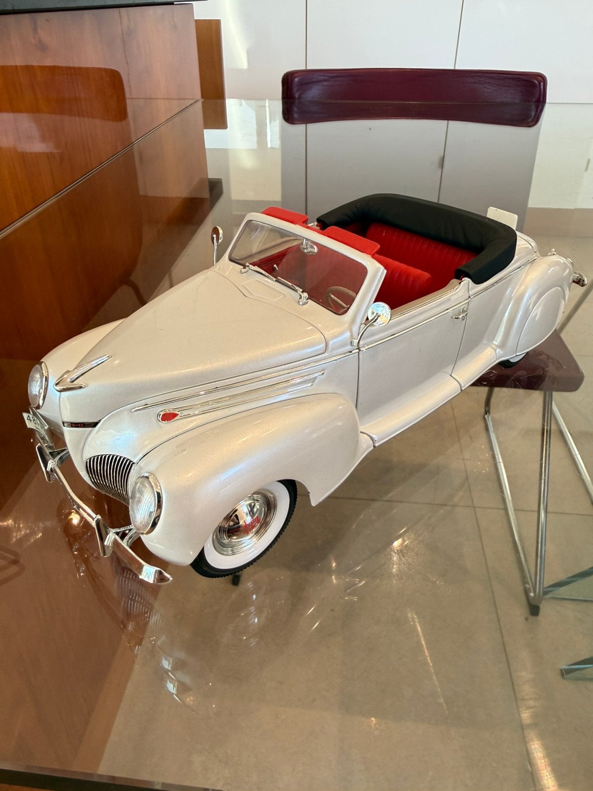 1939 Lincoln Zephyr 1/18 Signature Models blanc Nacré, Hobby & Loisirs créatifs, Enlèvement ou Envoi, Comme neuf, Voiture, Autres marques