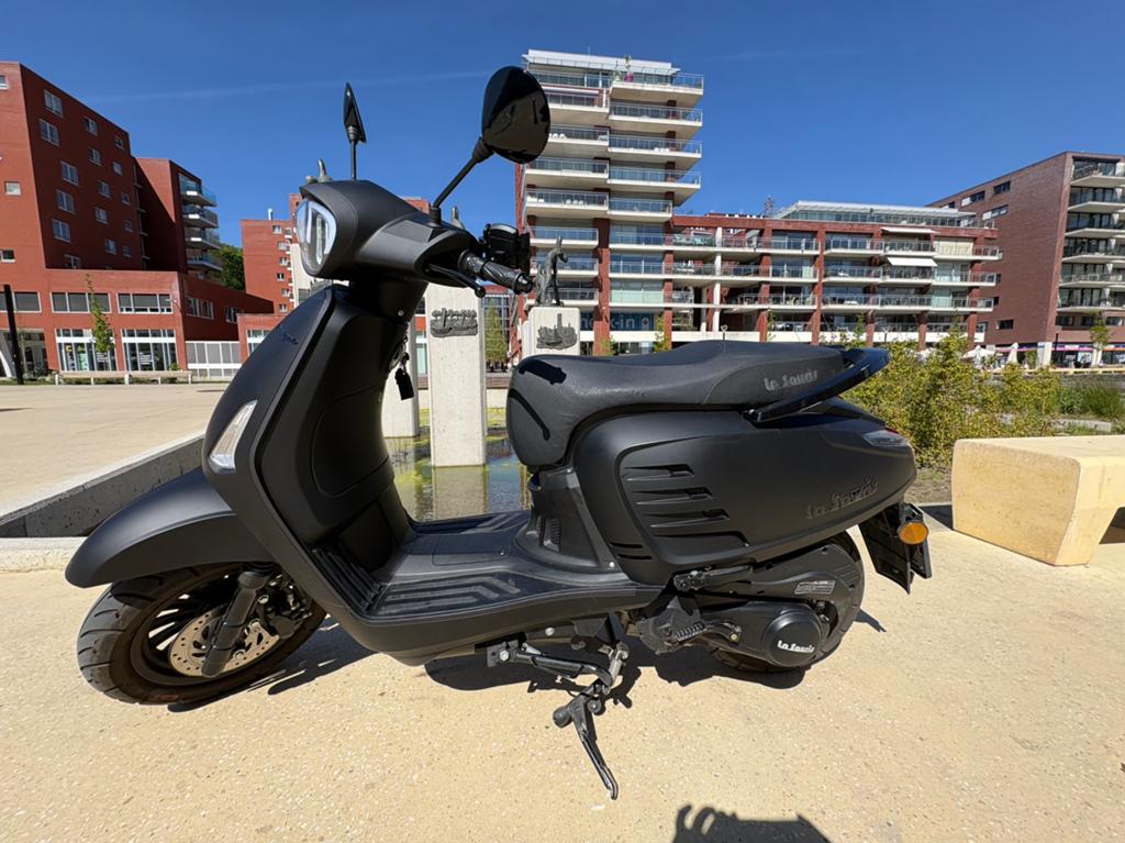 La Souris Designo 125cc août 25 -  1500 km, Vélos & Vélomoteurs, Vélomoteurs & Scooters bridés, Comme neuf, Enlèvement, Essence