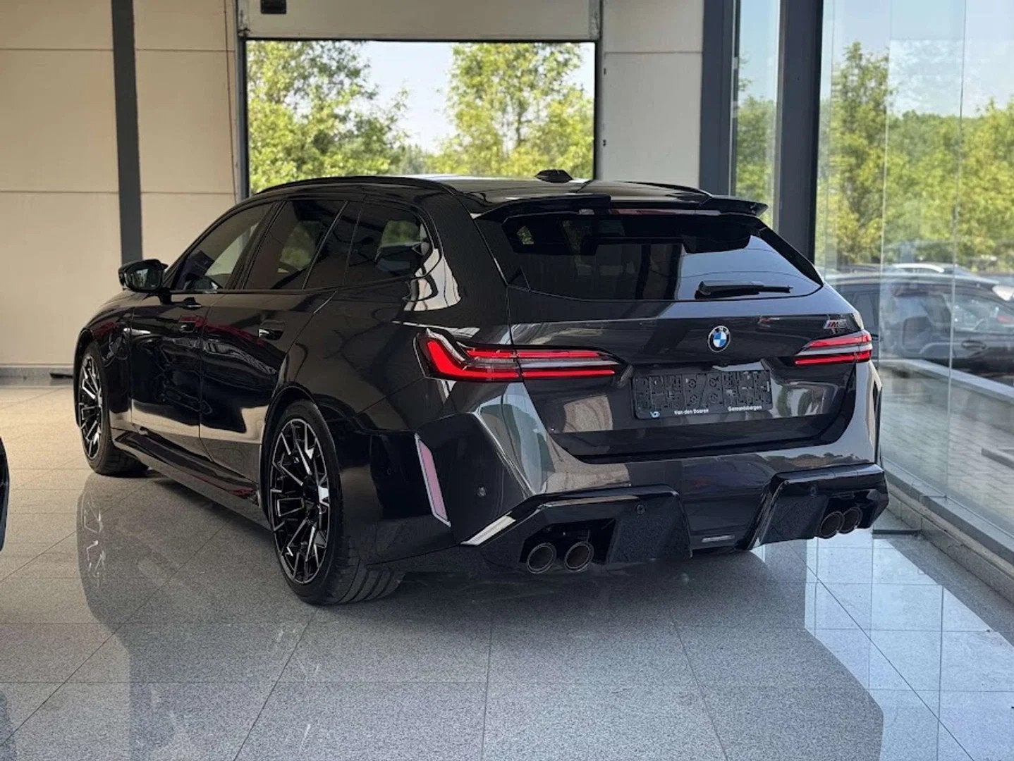 BMW M5 Touring / CERAMIC BRAKES / TOWBAR / PANO / BOW&WILKIN, Cuir, 4395 cm³, Entreprise, Noir