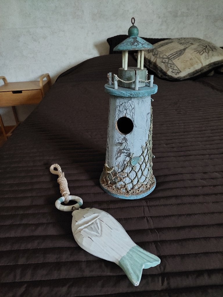 vogelhuisje in vorm van vuurtoren en gesculpteerde vis, Ophalen of Verzenden, Zo goed als nieuw