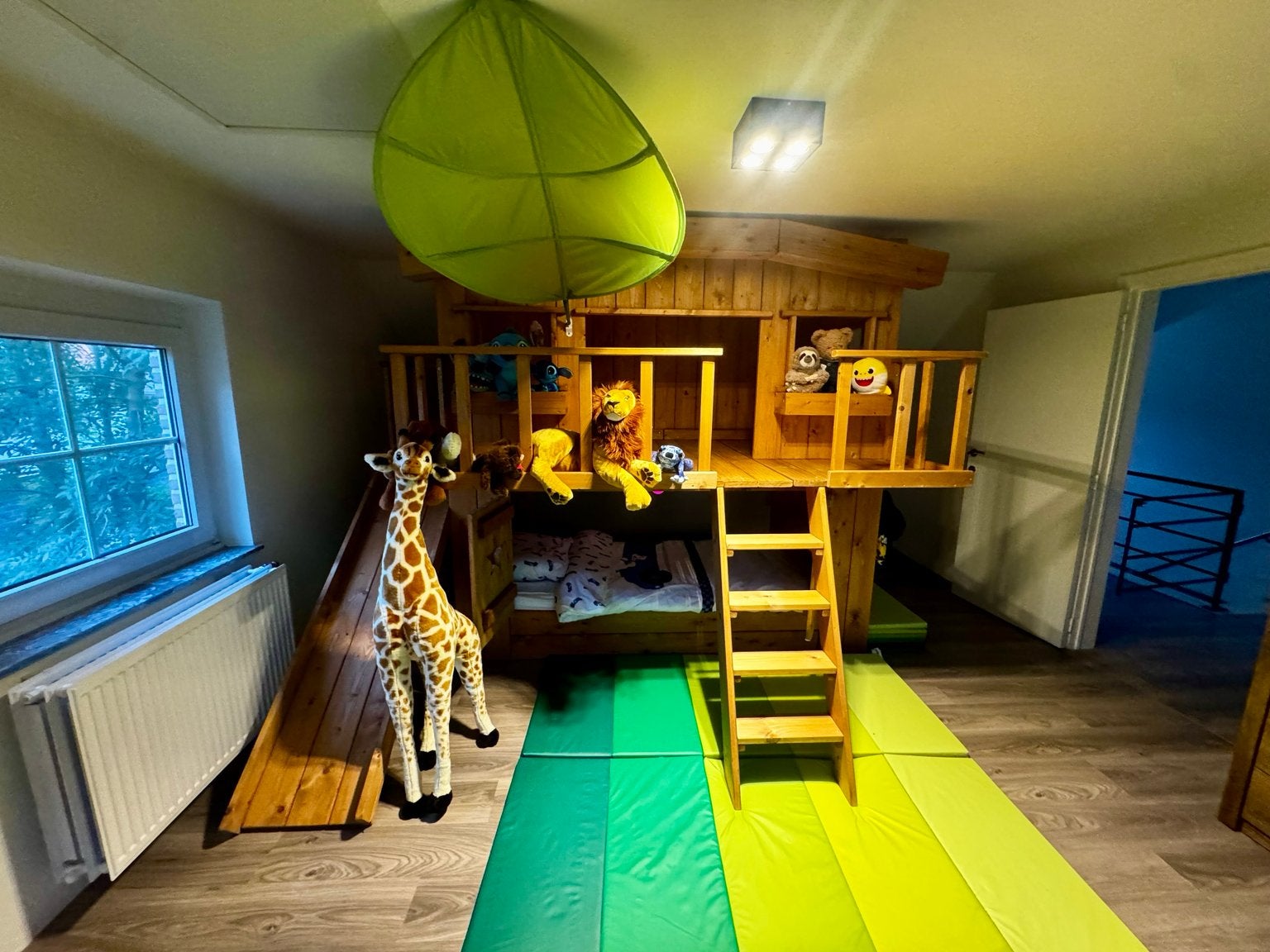 Houten boomhutbed met glijbaan en speelhuis, Ophalen, 100 cm, Eenpersoons, Zo goed als nieuw