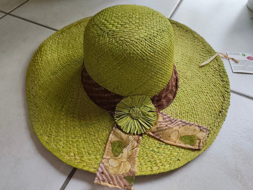Chapeau dame vert avec ruban et fleur. T : 57., Kleding | Dames, Hoeden en Petten, Ophalen, 56 of 57 cm (M, 7 of 7⅛ inch), Hoed