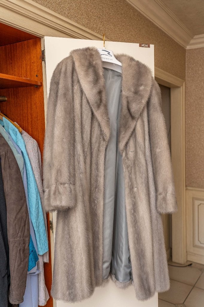 Luxe nertsbontjas (mink) lang model in uitstekende staat, Kleding | Dames, Ophalen of Verzenden, Maat 38/40 (M), Grijs