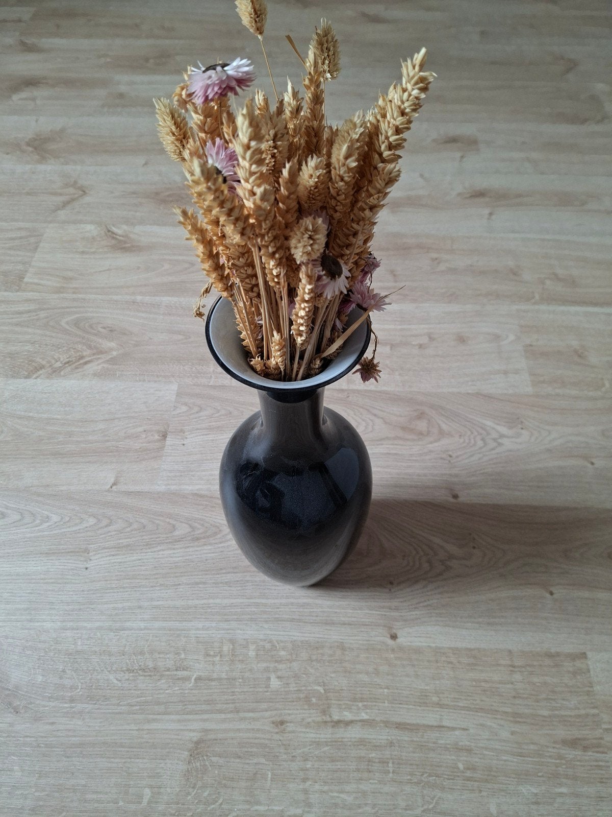 Zwarte vaas met kunstbloemen, Enlèvement