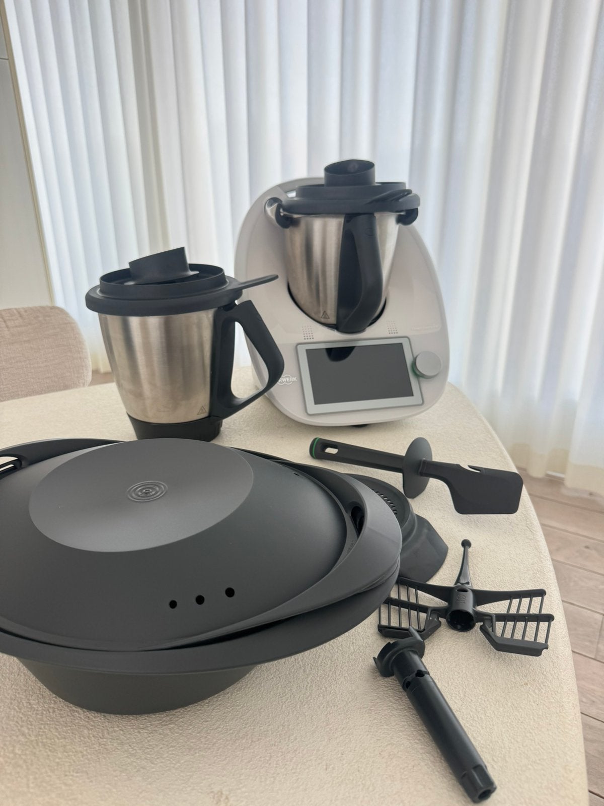 Thermomix TM6 + 2 mengbekers + accessoires, Electroménager, Enlèvement, Comme neuf