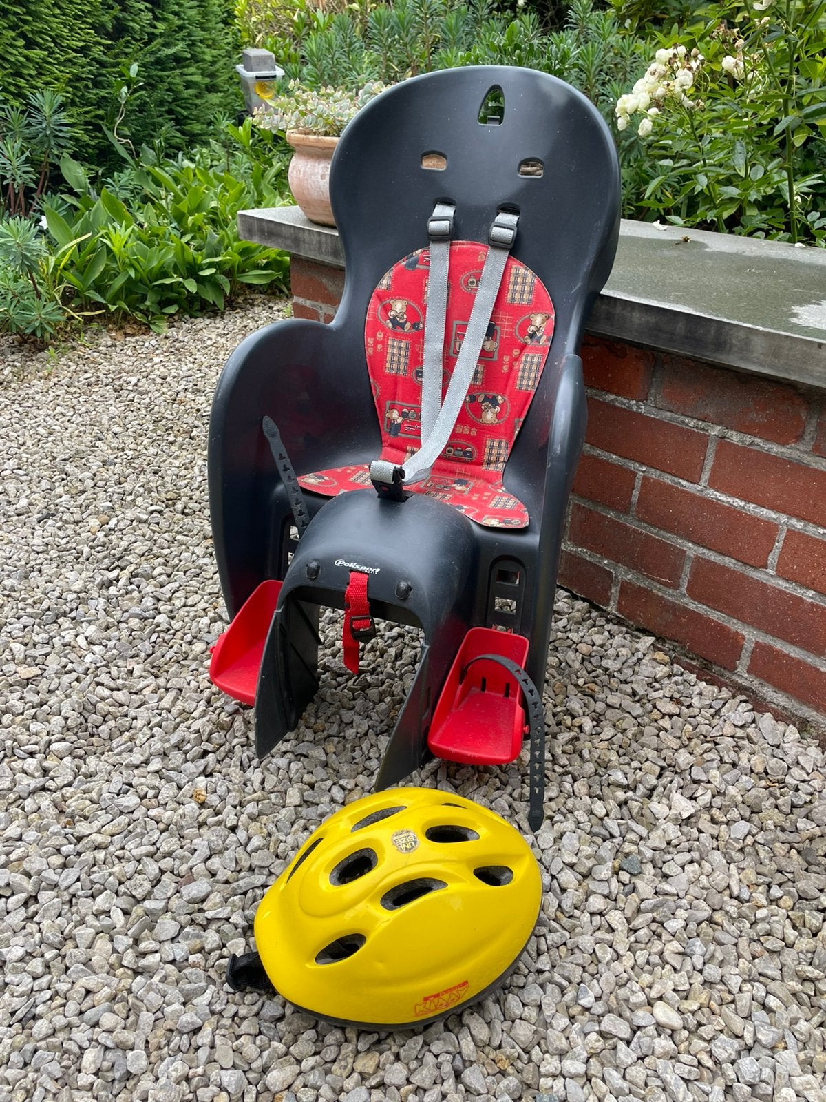 Fietsstoeltje en helm, Fietsen en Brommers, Ophalen, Gebruikt, Achterzitje, Voetsteuntjes