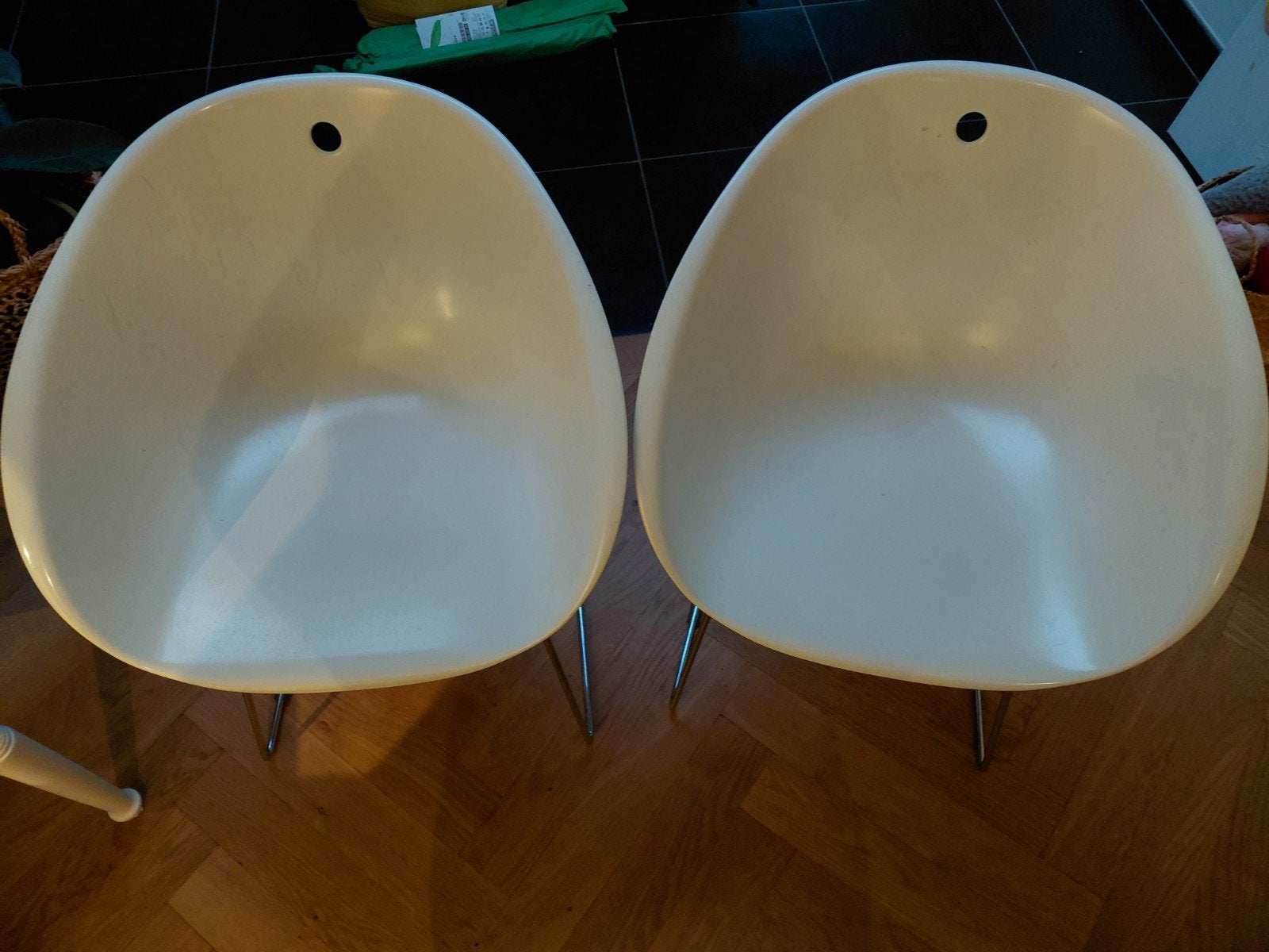 4 witte kuipstoelen, Ophalen