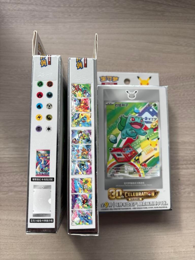 First Partner Box Pokémon 30th Anniversary Celebration – CHI, Ophalen of Verzenden, Zo goed als nieuw, Booster