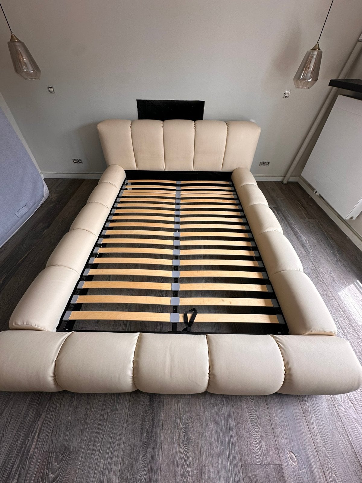 Lederen bedframe, Huis en Inrichting, Slaapkamer | Bedden, Ophalen, Zo goed als nieuw, Twijfelaar, 140 cm