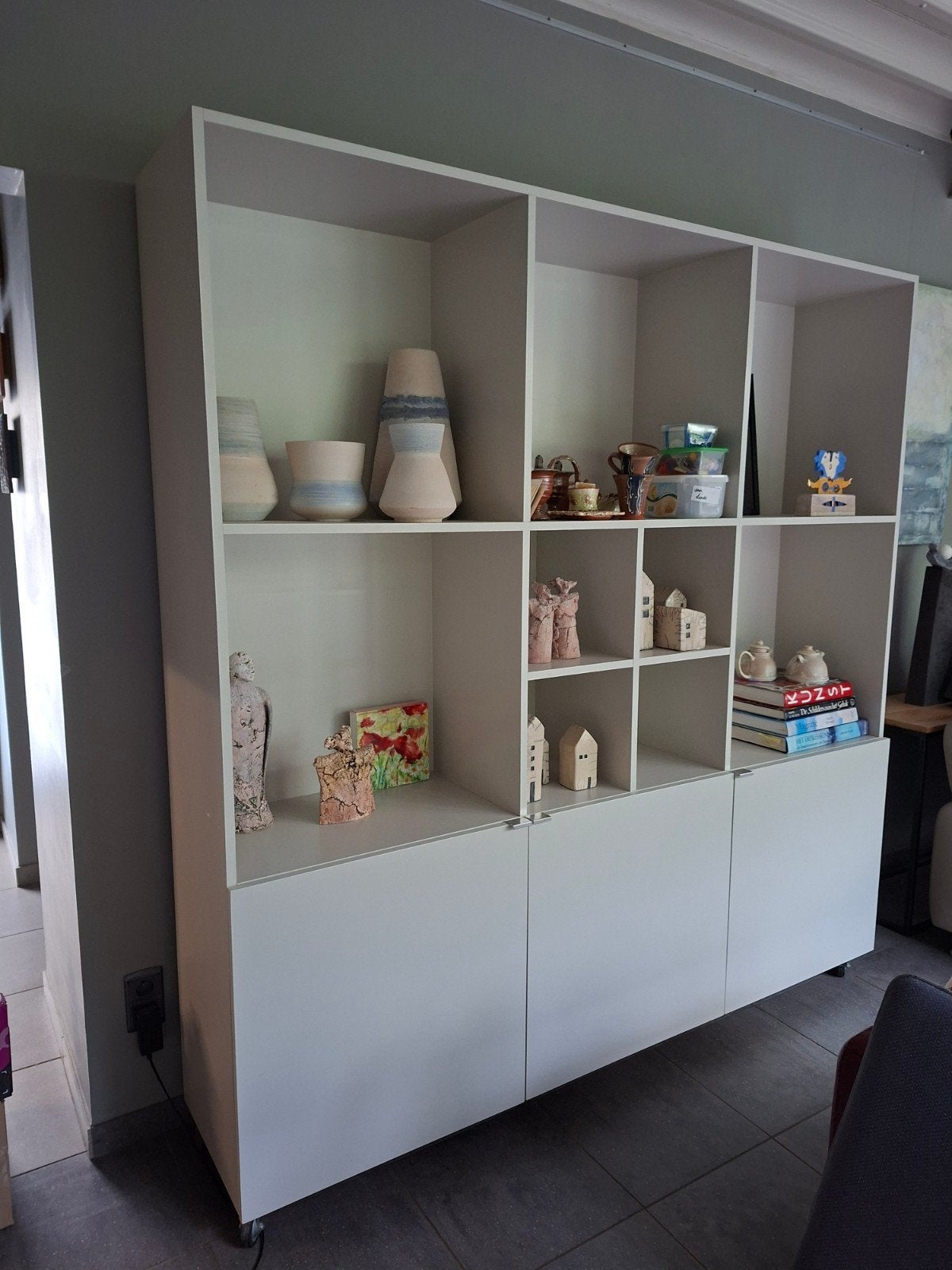 Armoire sur roulettes. Idéal dans les espaces d'exposition, 150 à 200 cm, Comme neuf, Autres essences de bois, Avec tablette(s)