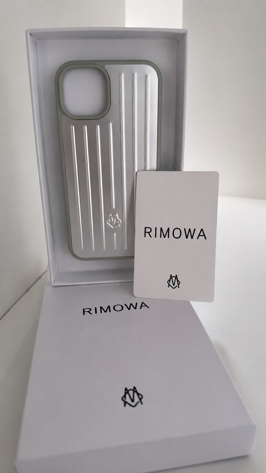 RIMOWA iPhone 13/14 Aluminium Hoesje – Zilver, Telecommunicatie, Mobiele telefoons | Hoesjes en Screenprotectors | Apple iPhone