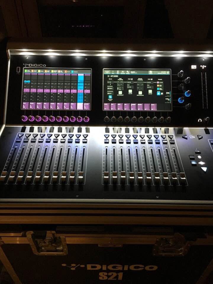 Digico S21 met Madi C kaart zn in originele flightcase, Enlèvement, Utilisé, 20 canaux ou plus, Entrée micro