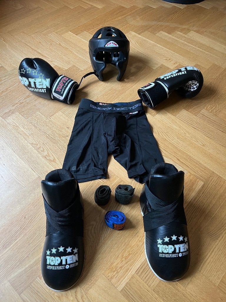 Kickbox handschoenen, helm, schoenen en short, Overige, Vechtsportbescherming, Ophalen of Verzenden, Zo goed als nieuw