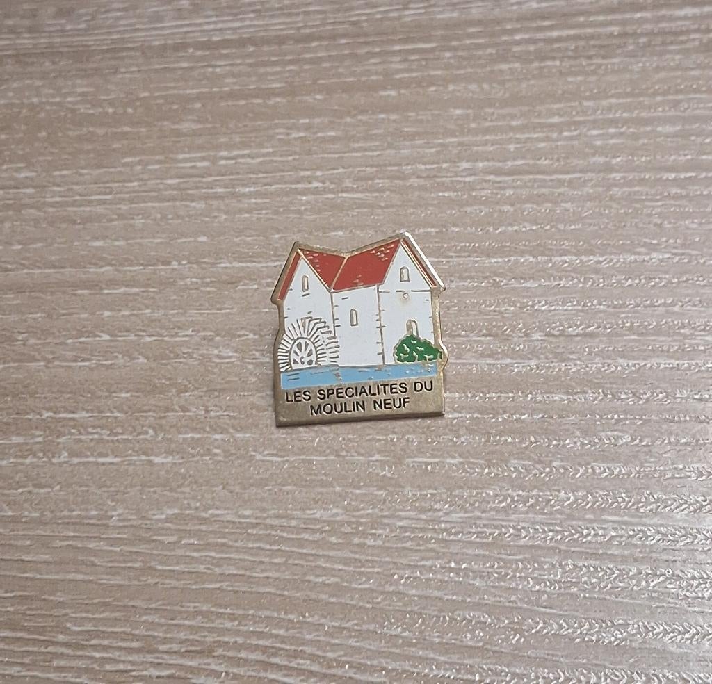 PIN - LES SPECIALITES DU MOULIN NEUF, Envoi, Utilisé, Autres sujets/thèmes, Insigne ou Pin's