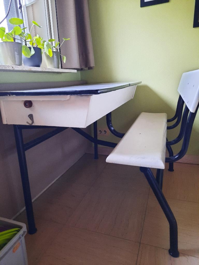 Houten schoolbank, Ophalen