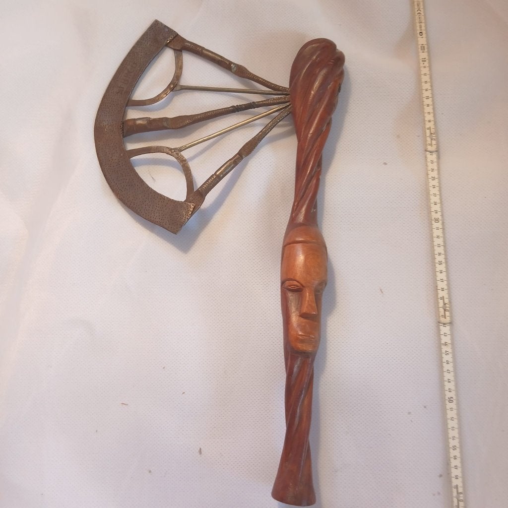 Hache de cérémonie ancien congo belge 1950., Afrique, Brun, Objet rituel, Enlèvement