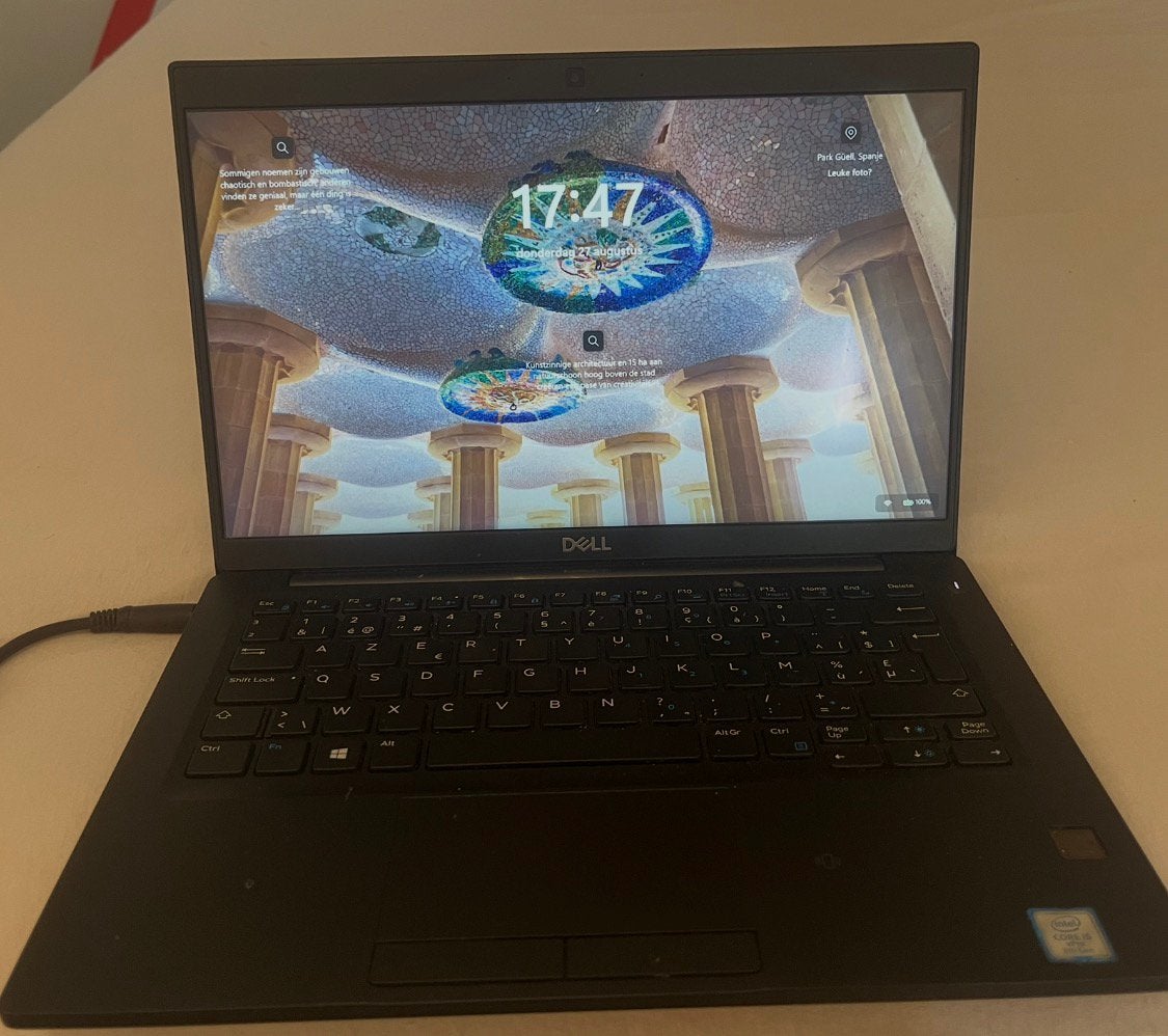 Dell laptop met oplader, Ophalen of Verzenden, Zo goed als nieuw