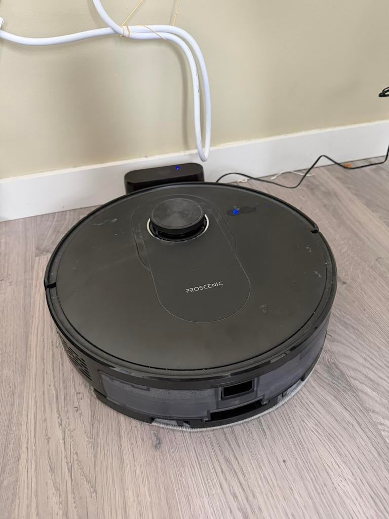 Zwarte robotstofzuiger, Elektronische apparatuur, Ophalen, Zo goed als nieuw, Reservoir, Robotstofzuiger