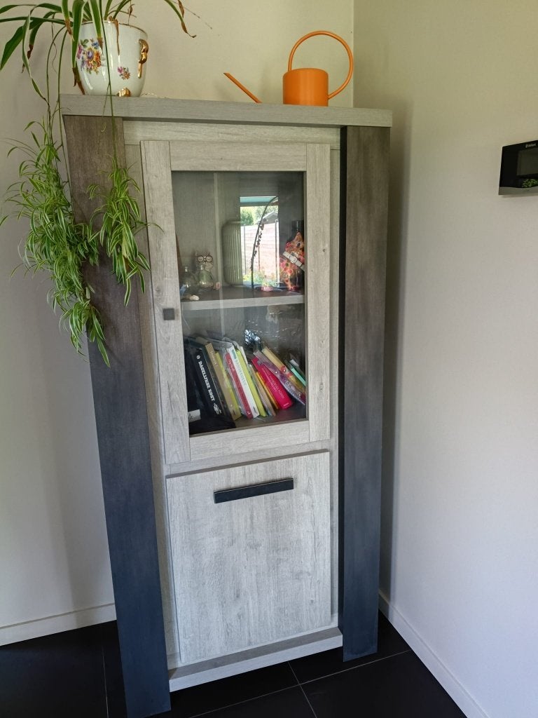 Vitrinekast grijs, Huis en Inrichting, Kasten | Vitrinekasten, Ophalen, Met deur(en), 50 tot 100 cm, Zo goed als nieuw