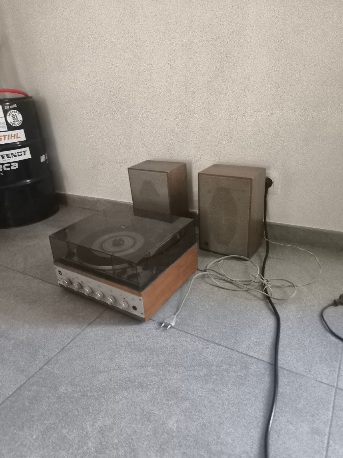 Ancien tourne disque, Enlèvement